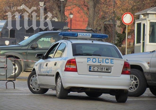 Мъж преби персонала и изкърти стената на закусвалня в Бургас 