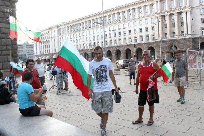 Само 40 души на протест срещу Орешарски, липсват дори плакати