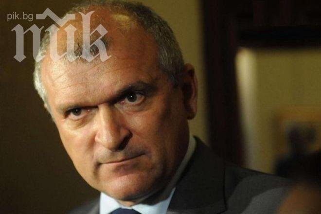 Главчев: Уж се забавяли социалните плащания, а управляващите не се връщат в НС