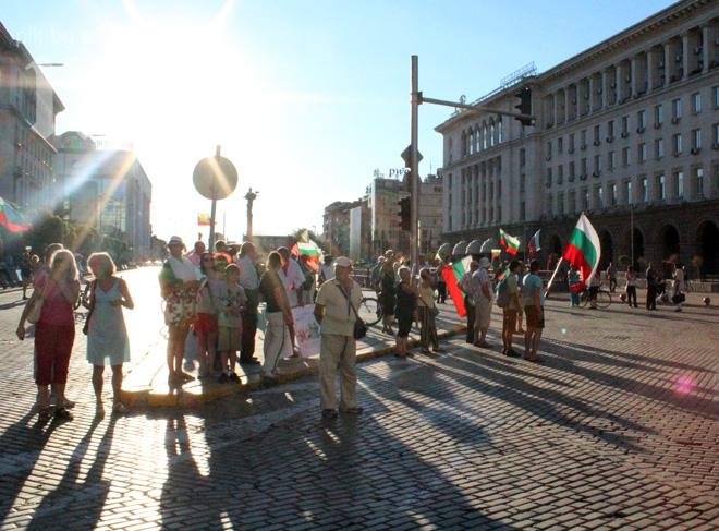 Туристите конкурират по численост протестиращите в центъра на София