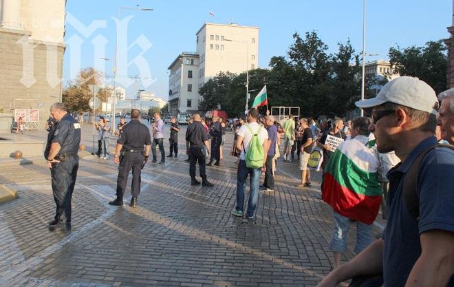 Червена чанта пред Министерски съвет, полицията отцепи района