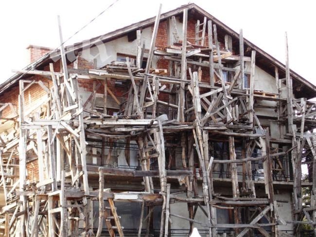 Работник падна от скеле и пострада тежко