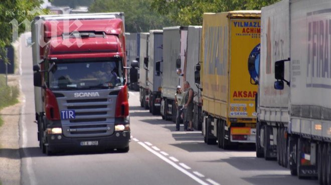 Километрични опашки от коли и ТИР-ове на българо-турската граница