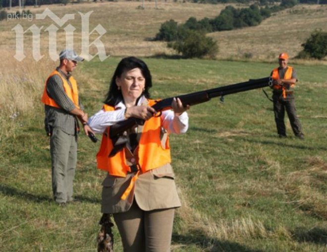 Зам.-министърка отстреля 3 пъдпъдъка и откри ловния сезон (снимки)