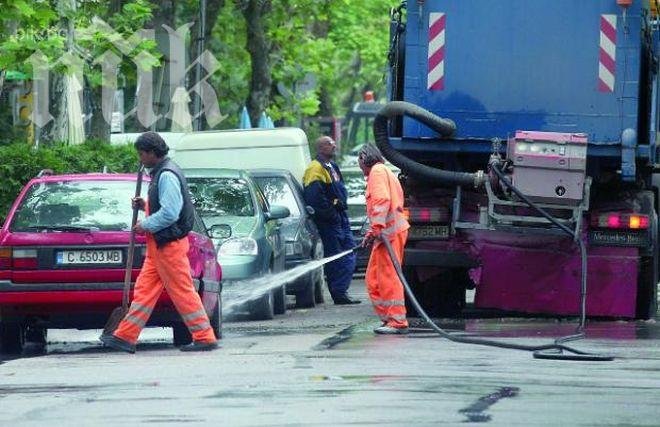 Продължава миенето на улици в централните райони в София