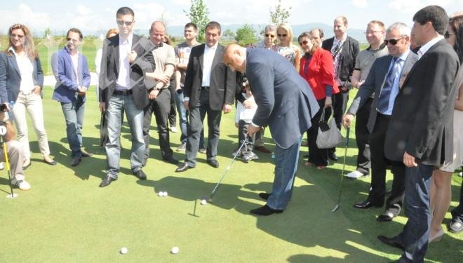 Бойко играе голф край Банско