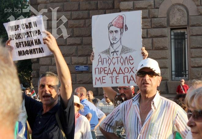 Протестиращите скандираха „Браво, браво!“ на президента