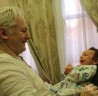 Джулиан Асанж станал баща на две деца, докато се укривал в Лондон. Майка е адвокатката му