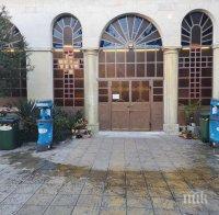 Сложиха портативни мивки пред църквите в Бургас