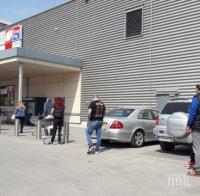 Истерия за агнешко и козунаци пред магазините в Пловдив