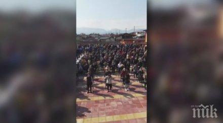 скандал самоков стотици роми струпаха евангелистка църква цветница снимки