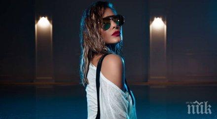 анелия зове фен армията стои вкъщи после пак ходим купони