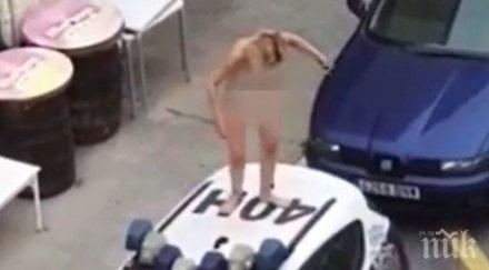 испанка протестира гола полицейска кола мерките коронавируса видео