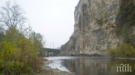 натопиха предприятие мездра замърсява водите река искър