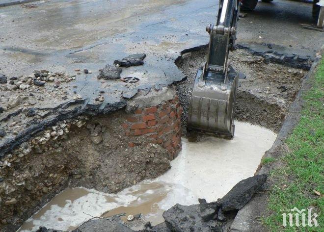 ОТ ПОСЛЕДНИТЕ МИНУТИ: Кола хлътна в ров насред Пловдив (СНИМКА)