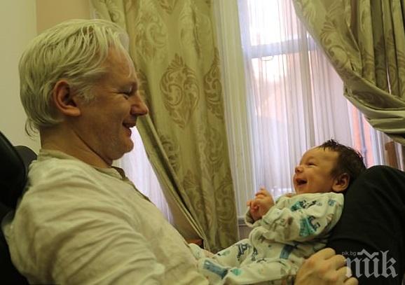 Джулиан Асанж станал баща на две деца, докато се укривал в Лондон. Майка е адвокатката му