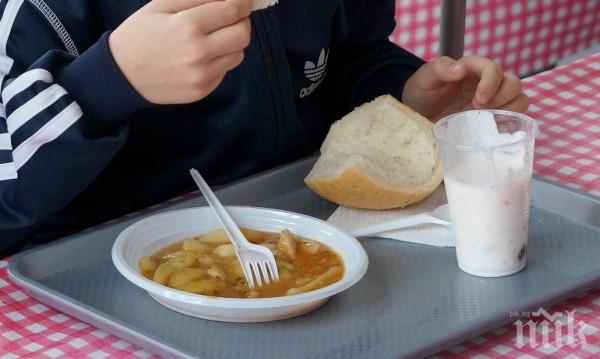 Носят топла храна по домовете на 250 души в Пазарджик, но при едно условие