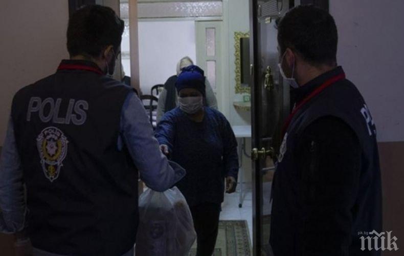 Помощ: Полицаи разнасят хляб в блокираните градове в Турция