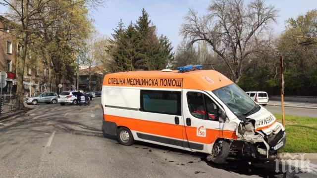 Линейка катастрофира до болницата в Хасково
