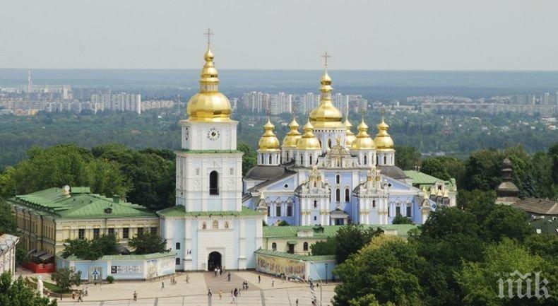 Двама монаси починаха от коронавируса, още над 90 заразени в манастира им в Киев