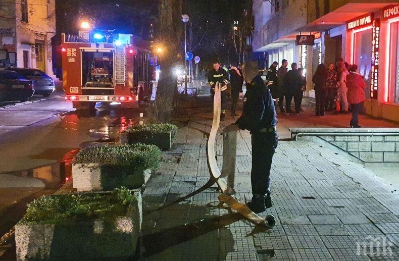 Два автомобила са изгорели при пожар в Бургас, частично е засегнат и трети