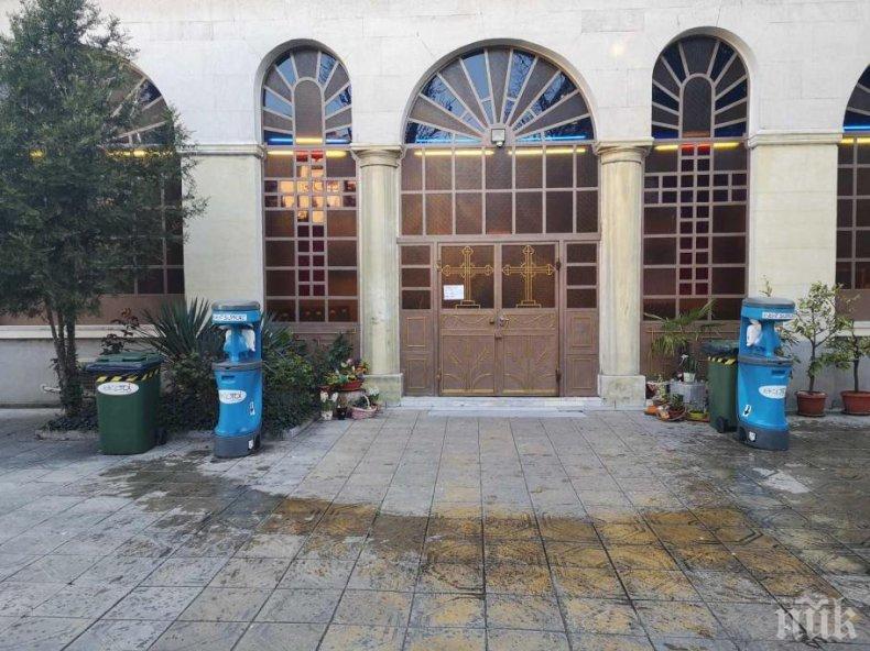 Сложиха портативни мивки пред църквите в Бургас