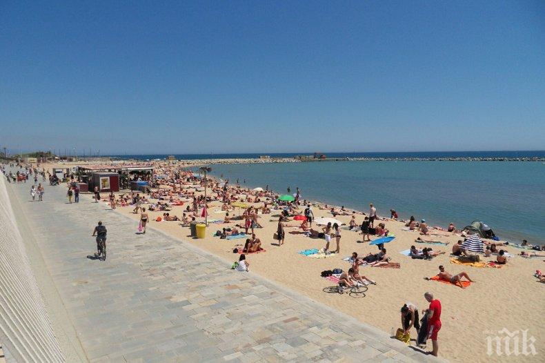 Испанците с дистанция дори и на плажа 