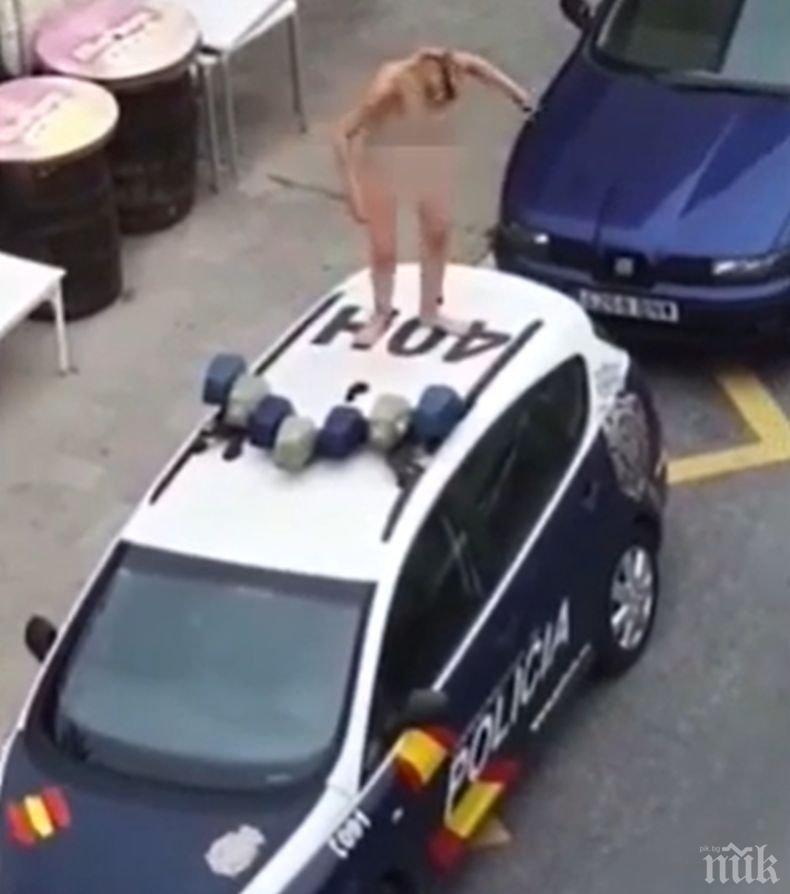 Испанка протестира гола върху полицейска кола срещу мерките за коронавируса (ВИДЕО)