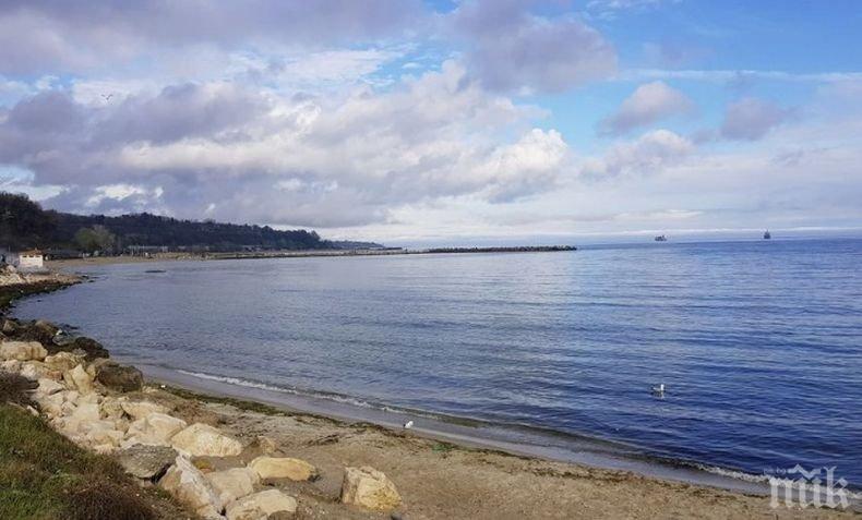 Забраниха достъпа до плажа и крайбрежните зони във Варна