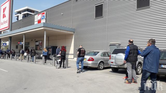 Истерия за агнешко и козунаци пред магазините в Пловдив