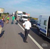 ИЗВЪНРЕДНО: Верижна катастрофа със 7 коли блокира пътя Пловдив-Карлово, има ранени