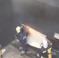 ОГНЕН АД В БУРГАС: 20 пожарникари се борят със стихията в магазин 