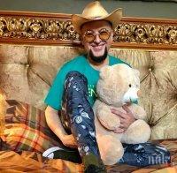 Евгени Минчев награби кралицата и спаси 60 000 пчели (СНИМКА)