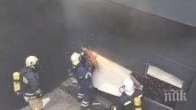 ОГНЕН АД В БУРГАС: 20 пожарникари се борят със стихията в магазин "Зора" - гори техника в склада (ВИДЕО)