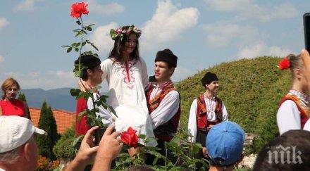 избират онлайн казанлъшката царица роза