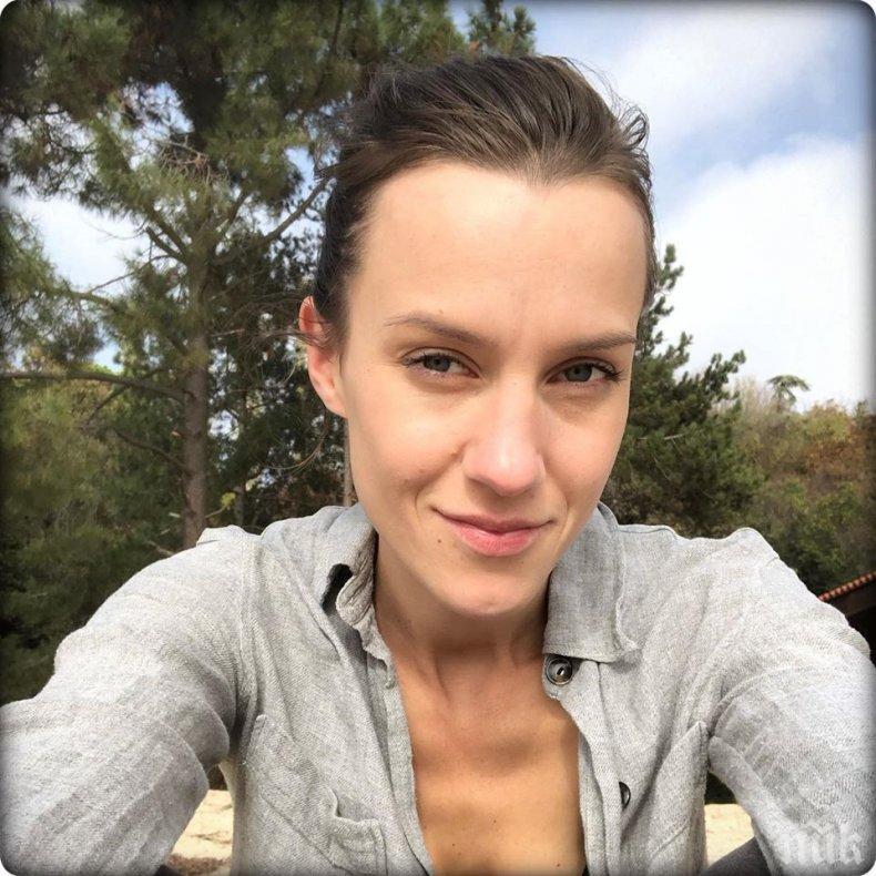 Звезда от Откраднат живот зове в Мрежата: Моли се вкъщи (СНИМКА)