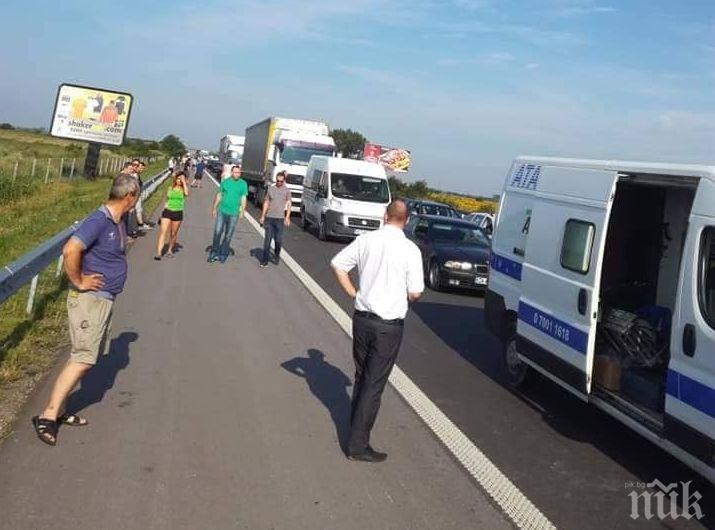 ИЗВЪНРЕДНО В ПИК: Пак жестока верижна катастрофа на магистрала Марица! Линейки откарват ранени, мелето е между два камиона, 6 коли и бус