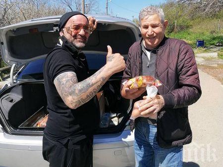 Тома Айляка напълни багажника с козунаци и яйца, раздава ги на пенсионери в Бургас и Резово