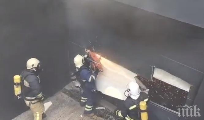 ОГНЕН АД В БУРГАС: 20 пожарникари се борят със стихията в магазин Зора - гори техника в склада (ВИДЕО)
