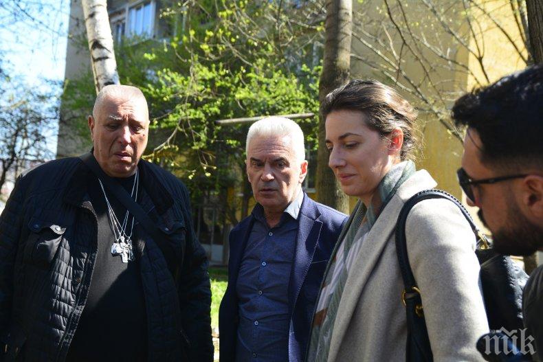 ПЪРВО В ПИК TV: Волен Сидеров излезе от ареста, жена му Деница го посрещна: Борисов да даде пари за ремонт на 3-то РПУ, защото може да му се наложи и на него (СНИМКИ/ВИДЕО)