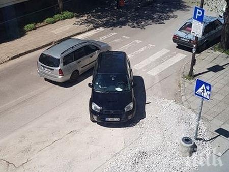 Русо гладно няма! Блондинка заряза джипа си по средата на улицата и скокна до банката