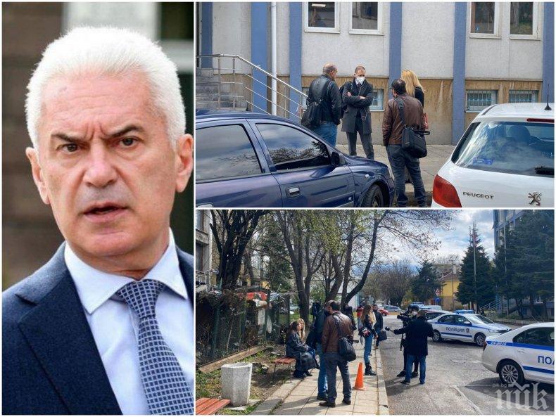 ИЗВЪНРЕДНО В ПИК TV: Волен Сидеров арестуван за 24 часа в 3-то РПУ - задържан е по сигнал за закана за убийство с полицейска мярка, а не по обвиненията на прокуратурата (СНИМКИ/ОБНОВЕНА)