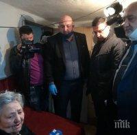 Шефовете на прокуратурата и полицията в Бургас посетиха възрастната жена, станала жертва на цигански грабеж в Звездец