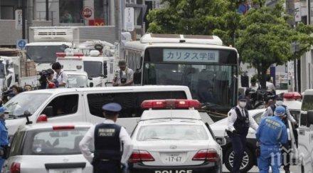 мъж нож държи заложници кафене фукуока