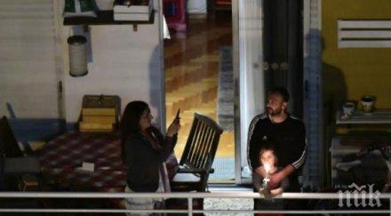 гърците посрещнаха великден балконите