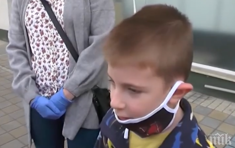 Първокласник дари всичките си спестявания на болницата във Враца