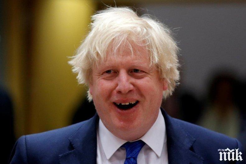 Докато британският премиер се възстановява от коронавируса, правителството е подложено на критики