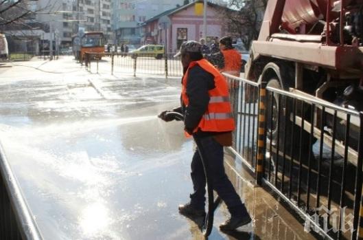 В Русе мият улиците превантивно