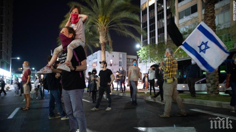 Хиляди израелци протестираха на 2 метра един от друг срещу Нетаняху 