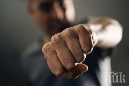 Трима се млатиха здраво в Сливенско